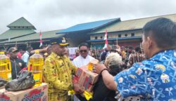 Wakil Bupati Pegunungan Bintang, Arnold Nam, S.AP membuka program pasar murah. Foto: Istimewa