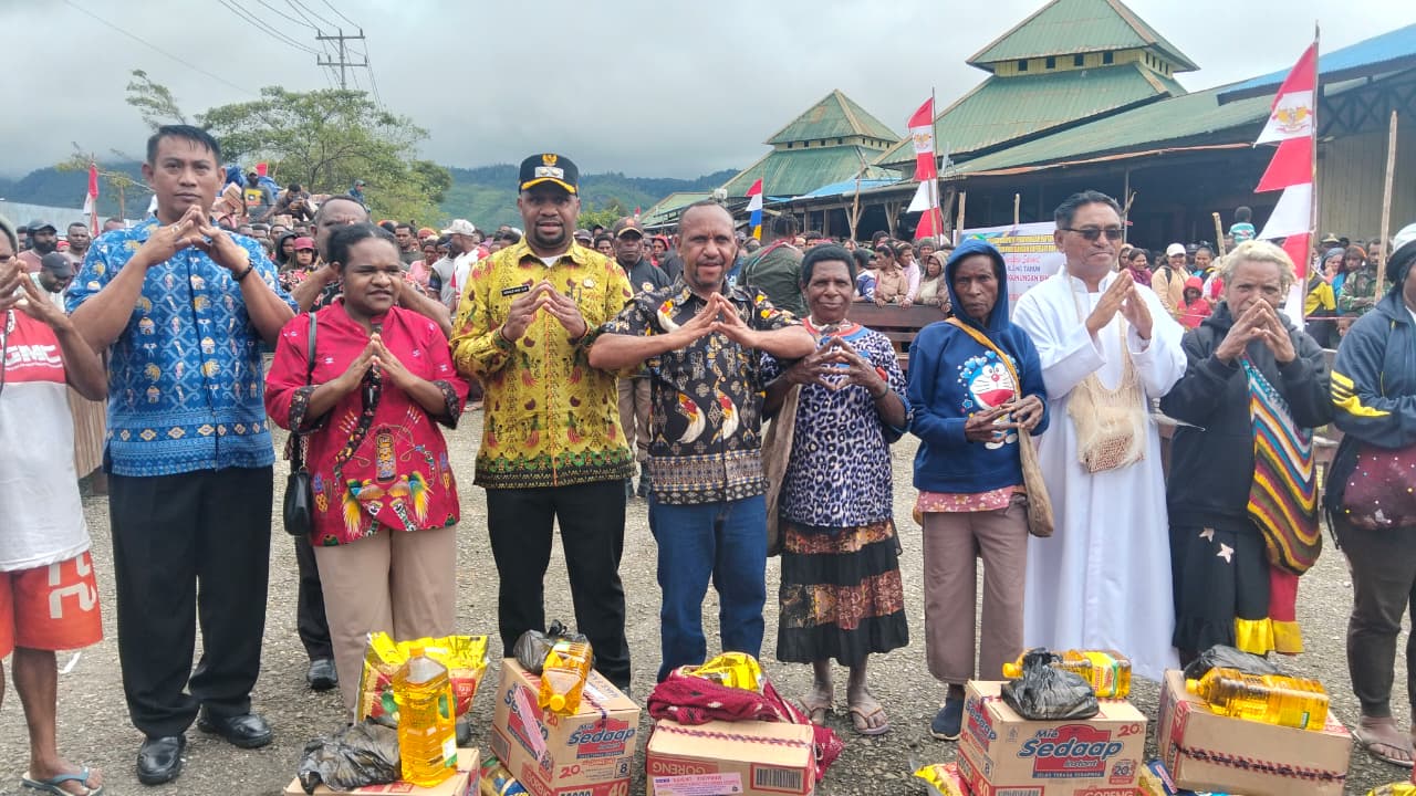 Wakil Bupati Pegunungan Bintang, Arnold Nam, S.AP pose bersama masyarakat usai membuka program pasar murah. Foto: Istimewa