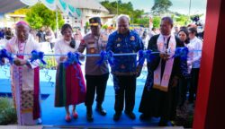 Gubernur Papua Matius D. Fakhiri meresmikan Gedung Gereja Oikumene Terang Bhara Daksa di lingkungan Polda Papua, Koya Koso Kota Jayapura, Rabu (9/4/2026). Foto:Istimewa