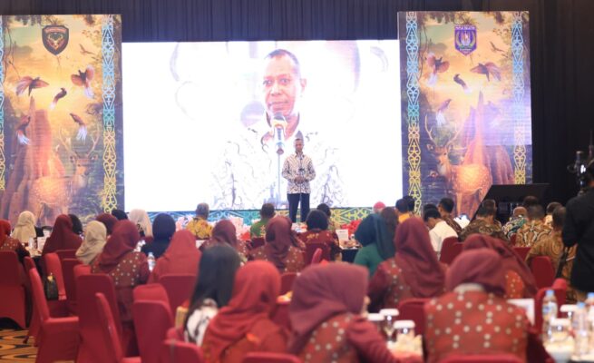 Gubernur Papua Selatan, Apolo Safanpo, memberikan sambutan dalam acara pisah sambut Pangdam XXIV/Mandala Trikora. Foto: Istimewa
