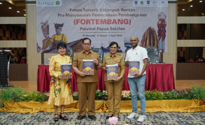 Penyerahan simbolis Panduan Forum Tematik Kelompok Rentan Pra Musyawarah Perencanaan Pembangunan (Fortembang) Papua Selatan sebagai penanda wujud komitmen bersama dalam memastikan pembangunan yang lebih inklusif dan berpihak pada kelompok rentan. Foto: Jamal/Bataspapua.com