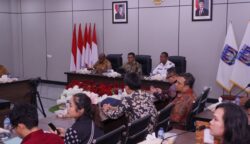 Gubernur Papua Selatan, Apolo Safanpo, menegaskan kepada seluruh kepala Organisasi Perangkat Daerah (OPD) baik di tingkat provinsi maupun kabupaten untuk menyiapkan data yang akurat, lengkap, dan siap diklarifikasi guna mendukung kelancaran proses pemeriksaan oleh Badan Pemeriksa Keuangan Republik Indonesia (BPK) Perwakilan Papua Selatan. Foto: Istimewa