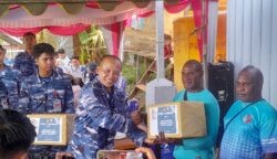 Penyerahan paket sembako oleh perwakilan Danlanud J.A.Dimara Merauke. Foto: Jamal