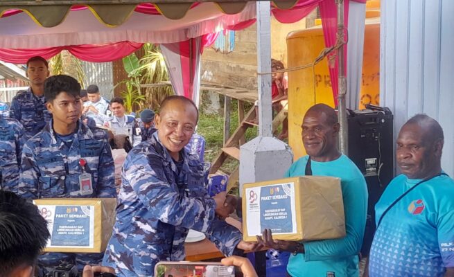 Penyerahan paket sembako oleh perwakilan Danlanud J.A.Dimara Merauke. Foto: Jamal