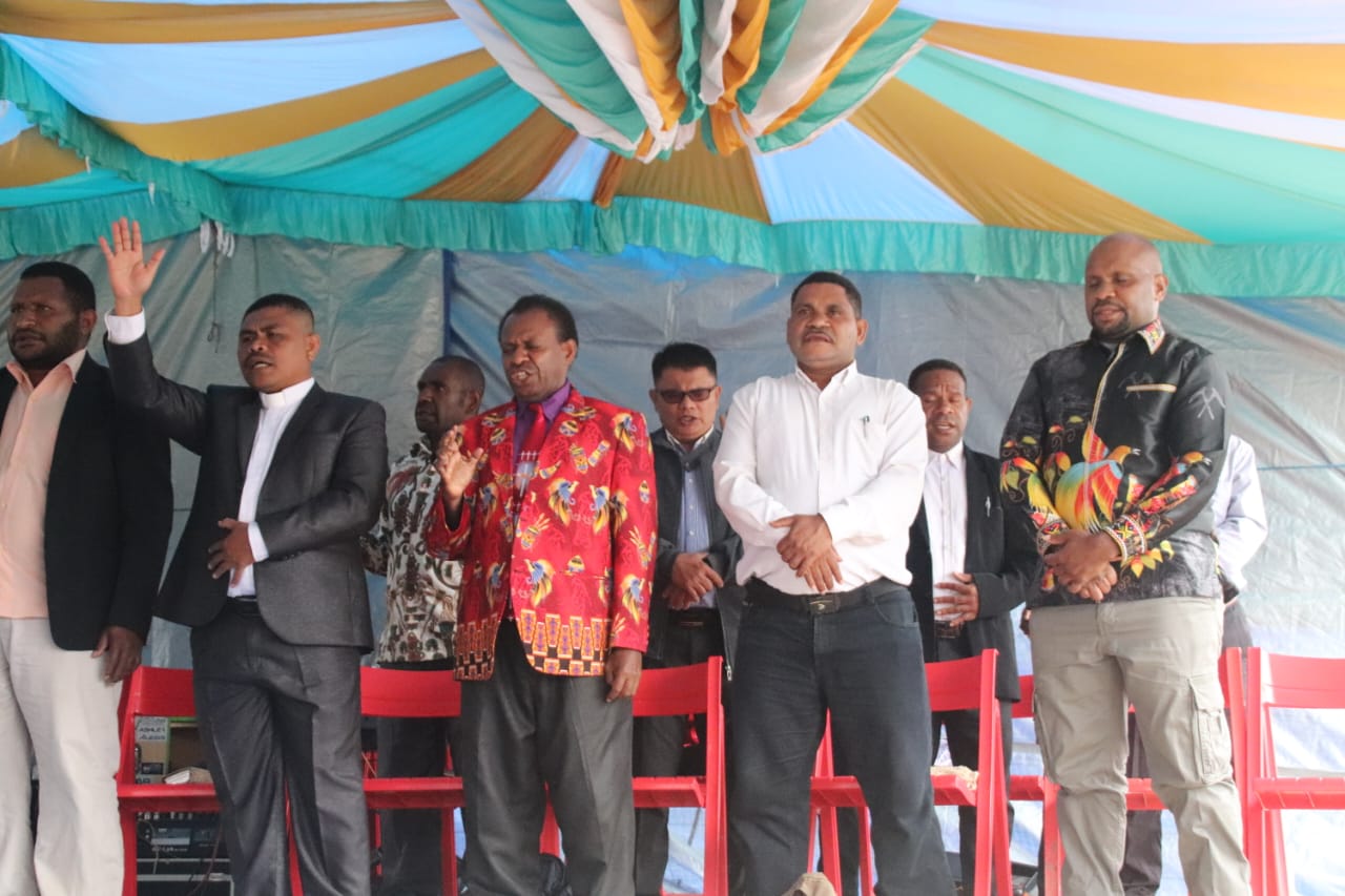 Acara syukur diisi dengan Khotbah Kebangkitan Rohani (KKR) yang dipimpin oleh Pendeta Alpons Yeimo, sebagai bentuk penguatan nilai spiritual dalam pembangunan daerah.