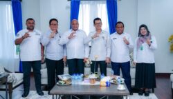 Pengurus BAZNAZ bertemu Gubernur Papua, Mathius D.Fakhiri. Foto: Istimewa