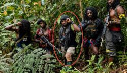 Jeki Murib (tengah) dikenal sebagai salah satu pimpinan kelompok bersenjata yang selama ini terlibat dalam berbagai aksi teror dan kekerasan di wilayah Puncak dan Mimika.