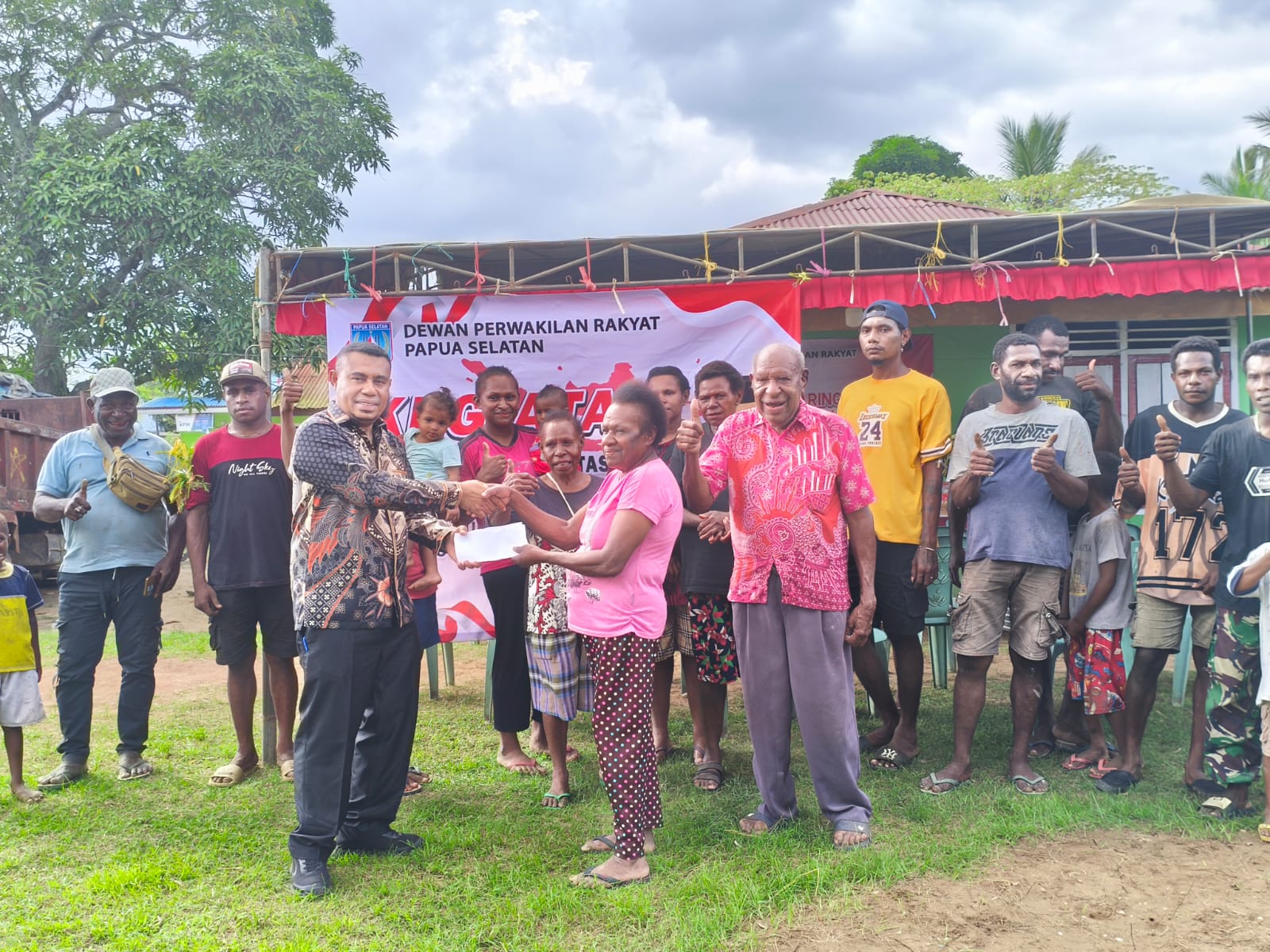 Wakil Ketua III DPR Provinsi Papua Selatan, Yosep Albin Gebze, memberikan bantuan kepada masyarakat saat melakukan Reses di Distrik Animha, Merauke, Papua Selatan. Foto: Istimewa