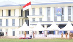 Gubernur Apolo Safanpo memimpin apel perdana di pusat pemerintahan Provinsi Papua Selatan di Salor, Distrik Kurik, Kabupaten Merauke. Foto: Istimewa