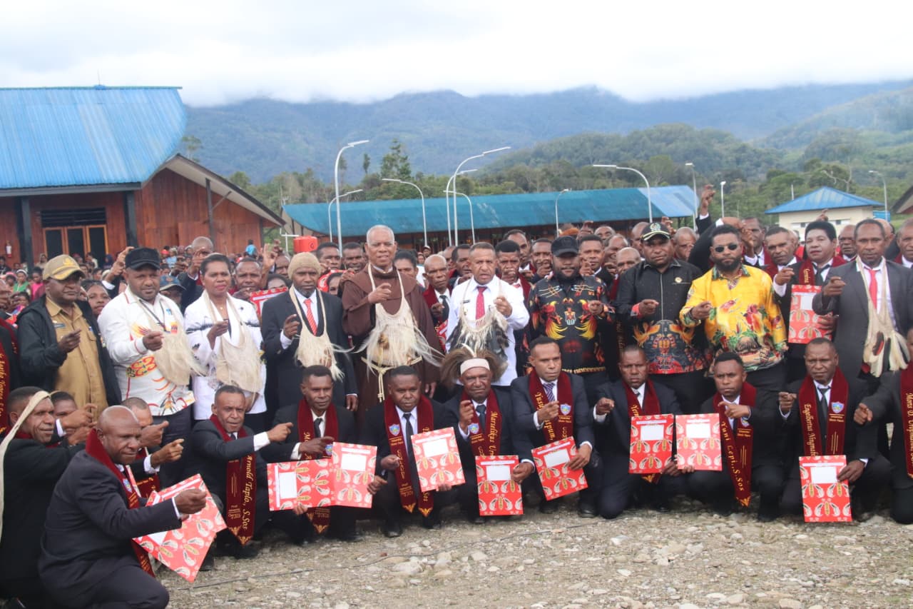 246 mahasiswa Universitas Okmin Papua (UOP) ikuti Yudisium perdana pada Selasa (31/3/2026), di halaman kampus baru UOP, Esipding, Oksibil, Kabupaten Pegunungan Bintang, Provinsi Papua Pegunungan.