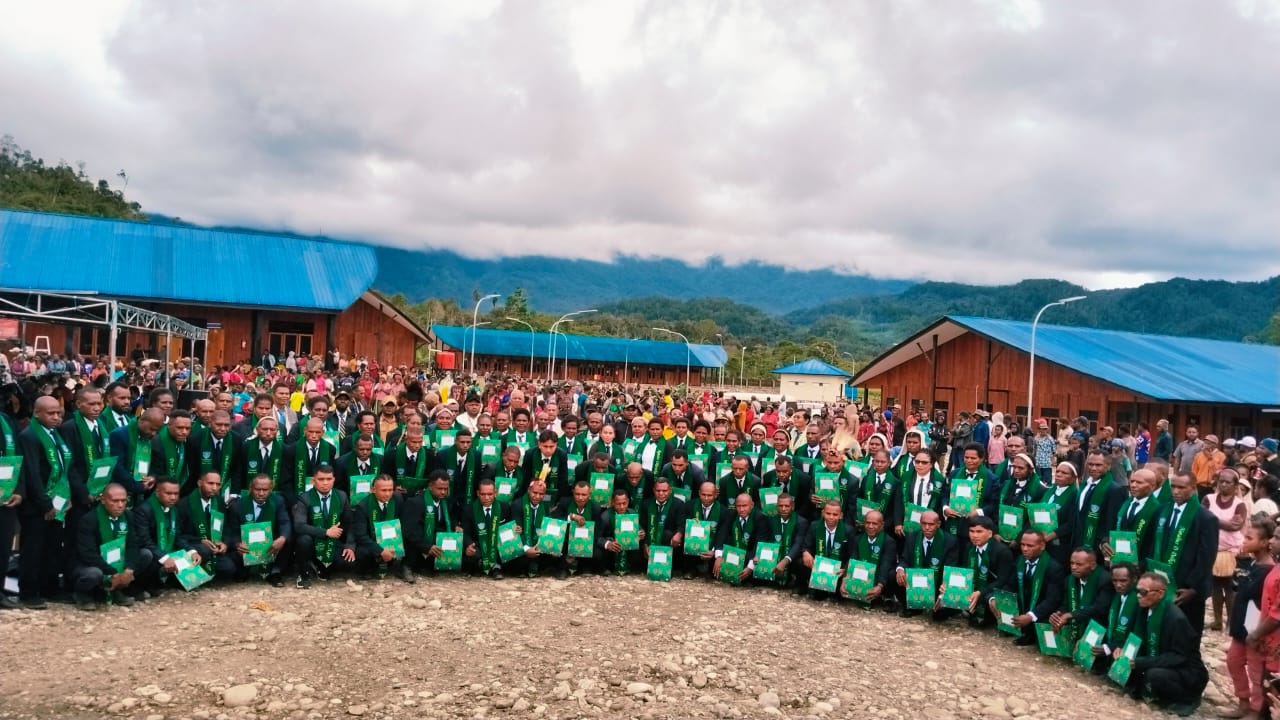 246 mahasiswa Universitas Okmin Papua (UOP) ikuti Yudisium perdana pada Selasa (31/3/2026), di halaman kampus baru UOP, Esipding, Oksibil, Kabupaten Pegunungan Bintang, Provinsi Papua Pegunungan.