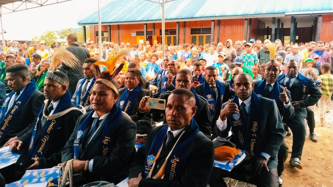 246 mahasiswa Universitas Okmin Papua (UOP) ikuti Yudisium perdana pada Selasa (31/3/2026), di halaman kampus baru UOP, Esipding, Oksibil, Kabupaten Pegunungan Bintang, Provinsi Papua Pegunungan.