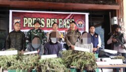 Tiga tersangka yang diamankan adalah MU (24), TU (24), dan RA (26). Foto: Bataspapua.com/Aquino Ningdana
