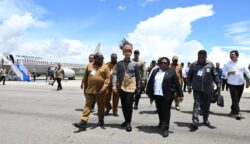 Wakil Menteri Dalam Negeri (Wamendagri) Ribka Haluk mendampingi kunjungan kerja Wakil Presiden Republik Indonesia Gibran Rakabuming Raka di Kabupaten Nabire, Papua Tengah, Senin (20/04/2026).