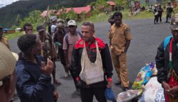 Bupati Pegunungan Bintang, Spei Yan Bidana, melakukan kunjungan kerja di Distrik Oksamol, Kabupaten Pegunungan Bintang. Foto: Istimewa