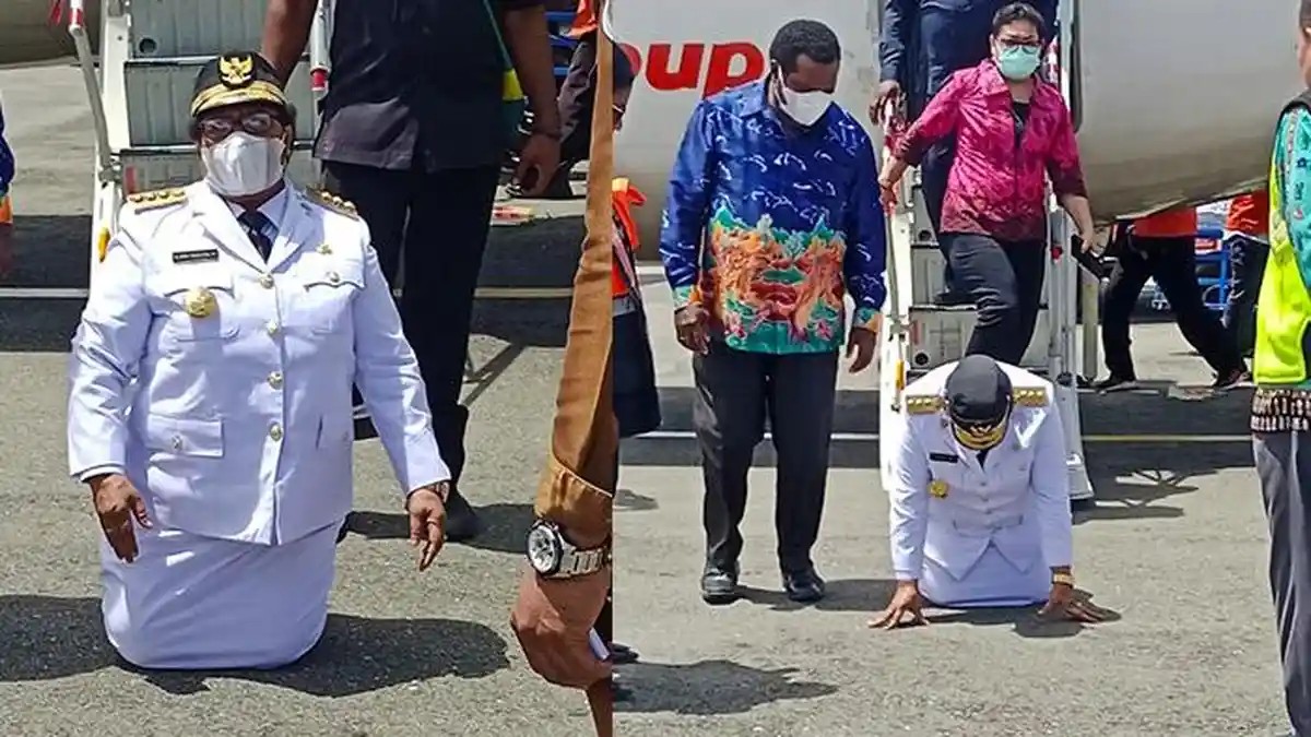Dok. Penjabat Gubernur Papua Tengah, Ribka Haluk, terlihat berlutut usai turun dari pesawat di Bandara Douw Aturure, Jumat (18/11/2022).
