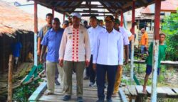 Gubernur Papua Selatan, Apolo Safanpo dan Bupati Asmat, Thomas E.Safanpo di Agats, Asmat. Foto: Istimewa