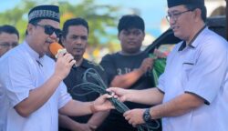 Penyerahan secara simbolis dilakukan oleh Staf Ahli Gubernur Bidang Pemerintahan, Hukum, dan Politik, Agung Dwi Ariyanto, mewakili Gubernur Papua Selatan, Apolo Safanpo, kepada Ketua PKM Raya Al-Aqsha Merauke, Selasa (26/5/2026).