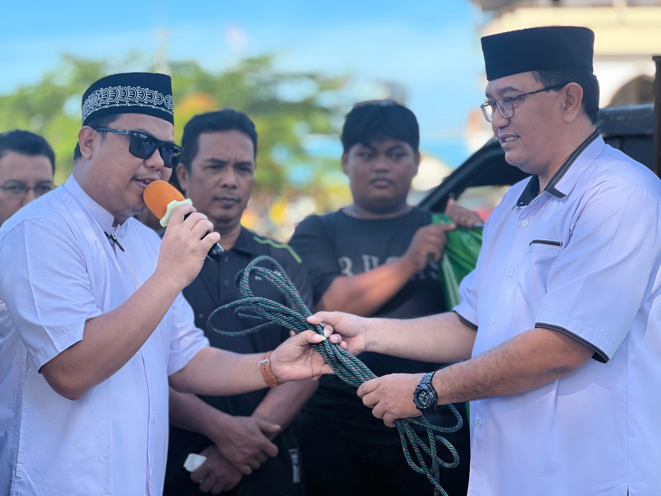 Penyerahan secara simbolis dilakukan oleh Staf Ahli Gubernur Bidang Pemerintahan, Hukum, dan Politik, Agung Dwi Ariyanto, mewakili Gubernur Papua Selatan, Apolo Safanpo, kepada Ketua PKM Raya Al-Aqsha Merauke, Selasa (26/5/2026).
