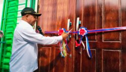 Bupati Kabupaten Pegunungan Bintang, Spei Yan Bidana, meresmikan Gedung Rawat Inap Internal Dewasa dan Ruang Radiologi di RSUD Oksibil, Jumat (7/5/2026). Foto: Bataspapua.com/Aquino Ningdana