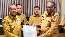 Penandatanganan dilakukan langsung oleh Gubernur Papua Selatan, Apolo Safanpo, dan Bupati Merauke, Yoseph B. Gebze. Foto: Istimewa