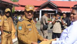 Bupati Pegunungan Bintang, Spei Yan Bidana, secara simbolis menyerahkan Surat Keputusan (SK) pengangkatan kepada 223 Calon Pegawai Negeri Sipil (CPNS) yang lulus seleksi Tahap II Formasi Tahun 2024, Selasa (5/5/2026). Foto: Aquino Ningdana