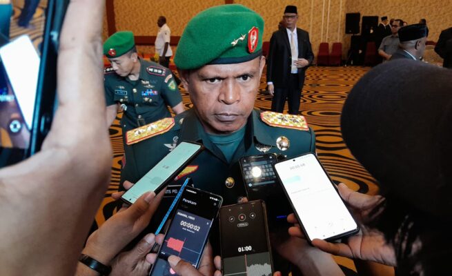 Panglima Kodam (Pangdam) XXIV/Mandala Trikora Mayjen TNI Frits Wilem Rizard Pelamonia.