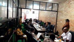Majelis Rakyat Papua Selatan (MRPS) menggelar rapat membahas proses seleksi terbuka pengisian 5 jabatan pimpinan tinggi pratama yang harus harus diprioritaskan Orang Asli Papua Selatan. Foto: Jamal/Bataspapua.com.