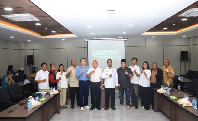 Sebanyak lima partai politik menandatangani berita acara penyerahan bantuan keuangan dari Pemprov Papua Selatan dalam kegiatan yang berlangsung di ruang rapat Kantor Gubernur Papua Selatan, Pusat Pemerintahan Salor, Kamis (7/5/2026). Foto: Istimewa