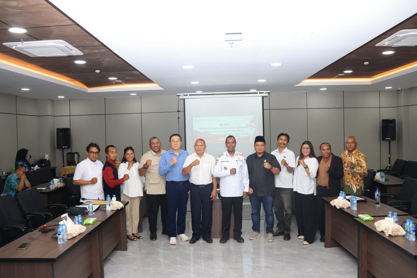 Sebanyak lima partai politik menandatangani berita acara penyerahan bantuan keuangan dari Pemprov Papua Selatan dalam kegiatan yang berlangsung di ruang rapat Kantor Gubernur Papua Selatan, Pusat Pemerintahan Salor, Kamis (7/5/2026). Foto: Istimewa