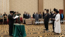 Dua anggota MRPS yang dilantik masing-masing Tarsisius Yaliu Matiwen dan Eliaz Sembe Mahuze dari unsur adat daerah Kabupaten Merauke. Tarsisius menggantikan almarhum Niko Tefo Mahuze, sementara Eliaz menggantikan Paskalis Imadawa yang maju dalam kontestasi Pemilihan Gubernur Papua Selatan beberapa waktu lalu. Foto: Jamal/Bataspapua.com