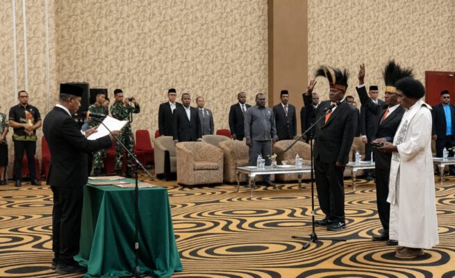 Dua anggota MRPS yang dilantik masing-masing Tarsisius Yaliu Matiwen dan Eliaz Sembe Mahuze dari unsur adat daerah Kabupaten Merauke. Tarsisius menggantikan almarhum Niko Tefo Mahuze, sementara Eliaz menggantikan Paskalis Imadawa yang maju dalam kontestasi Pemilihan Gubernur Papua Selatan beberapa waktu lalu. Foto: Jamal/Bataspapua.com