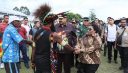 Wakil Menteri Dalam Negeri Ribka Haluk mendorong percepatan penanganan dan pemulihan dampak konflik sosial di Papua Pegunungan, mulai dari penanganan pengungsi, pendataan korban, hingga persiapan rehabilitasi wilayah terdampak. Foto: Puspen Kemendagri