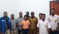 Kepala Desa Oktaru, Distrik Okbemtau, Kabupaten Pegunungan Bintang, Papua Pegunungan, Alex Urwan, melakukan kunjungan langsung ke Asrama Mahasiswa/Pelajar Kampung Oktaru di kawasan Kemiri, Distrik Hinekombe, Sentani, Kabupaten Jayapura, Rabu (27/5/2025). Foto: Istimewa