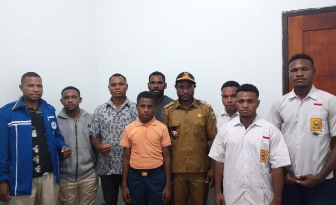 Kepala Desa Oktaru, Distrik Okbemtau, Kabupaten Pegunungan Bintang, Papua Pegunungan, Alex Urwan, melakukan kunjungan langsung ke Asrama Mahasiswa/Pelajar Kampung Oktaru di kawasan Kemiri, Distrik Hinekombe, Sentani, Kabupaten Jayapura, Rabu (27/5/2025). Foto: Istimewa
