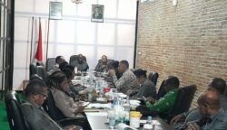 Majelis Rakyat Papua Selatan (MRPS) menggelar rapat membahas proses seleksi terbuka pengisian 5 jabatan pimpinan tinggi pratama yang harus harus diprioritaskan Orang Asli Papua Selatan. Foto: Jamal/Bataspapua.com.