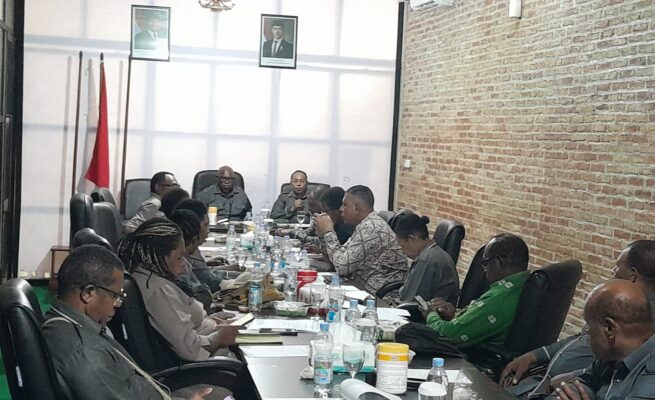 Majelis Rakyat Papua Selatan (MRPS) menggelar rapat membahas proses seleksi terbuka pengisian 5 jabatan pimpinan tinggi pratama yang harus harus diprioritaskan Orang Asli Papua Selatan. Foto: Jamal/Bataspapua.com.