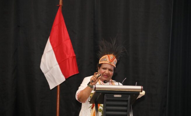 Wamendagri RI, Ribka Haluk memberikan arahan dalam Rakor Data OAP Se-Tanah Papua di Kota Jayapura, Kamis (21/5/2026). Foto: Puspen Kemendagri
