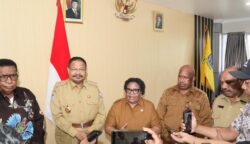 Wakil Menteri Dalam Negeri (Wamendagri) Ribka Haluk mendorong Pemerintah Provinsi Papua Pegunungan segera menyusun Peraturan Daerah Provinsi (Perdasi) sebagai dasar hukum penanganan konflik pascaperang suku, sekaligus upaya mitigasi potensi konflik di masa mendatang. Foto: Puspen Kemendagri RI/Bataspapua.com