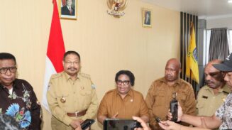 Wakil Menteri Dalam Negeri (Wamendagri) Ribka Haluk mendorong Pemerintah Provinsi Papua Pegunungan segera menyusun Peraturan Daerah Provinsi (Perdasi) sebagai dasar hukum penanganan konflik pascaperang suku, sekaligus upaya mitigasi potensi konflik di masa mendatang. Foto: Puspen Kemendagri RI/Bataspapua.com