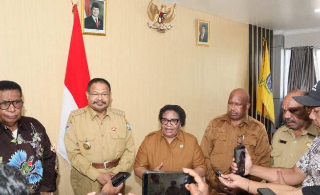Wakil Menteri Dalam Negeri (Wamendagri) Ribka Haluk mendorong Pemerintah Provinsi Papua Pegunungan segera menyusun Peraturan Daerah Provinsi (Perdasi) sebagai dasar hukum penanganan konflik pascaperang suku, sekaligus upaya mitigasi potensi konflik di masa mendatang. Foto: Puspen Kemendagri RI/Bataspapua.com