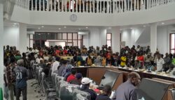 Masyarakat adat Kimaima lakukan pertemuan bersama DPRK Merauke dan Pemerintah Kabupaten Merauke di gedung DPRK Merauke. Foto: Jamal/Bataspapua.com