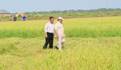 Presiden Prabowo dan Mentan Amran lahan di sawah di Merauke beberapa waktu lalu. Foto: Sekretariat Negara