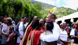 Sosok Bupati Pegunungan Bintang, Spei Yan Bidana dipeluk erat masyarakat sebagai simbol sosok yang dicintai masyarakat. Foto: Istimewa