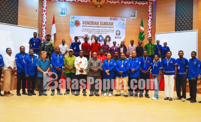 Ketua Majelis Rakyat Papua (MRP) Provinsi Papua Selatan, Damianus Katayu, saat menjadi narasumber dalam Seminar Ilmiah yang diselenggarakan Ikatan Dosen Asli Papua Selatan (IDAPS), Senin (15/6/2026). Foto: Bataspapua.com/Jam's