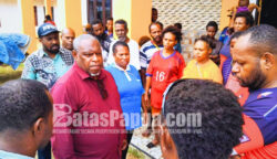 Majelis Rakyat Papua (MRP) Provinsi Papua Selatan melihat kondisi Para Pengungsi Korban KKB Di Boven Digoel. Foto: Bataspapua.com/Jamal