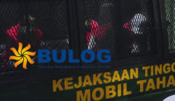 Empat tersangka berada di dalam mobil tahanan kejaksaan tinggi Papua.