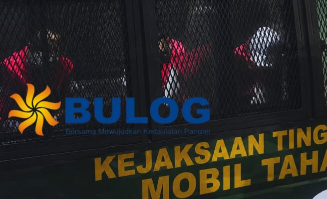 Empat tersangka berada di dalam mobil tahanan kejaksaan tinggi Papua.