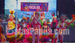 Festival Cahaya Kreasi Budaya Pelajar SMA/SMK Provinsi Papua Tengah Tahun 2026 di halaman Kantor Gubernur Papua Tengah, kawasan Bandara Lama, Nabire, Rabu (24/6/2026).