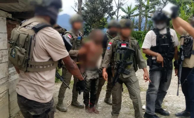 Satuan Tugas Operasi Damai Cartenz (Satgas ODC) 2026 menangkap seorang pria berinisial PP (25) alias P yang diduga memiliki keterkaitan dengan Kelompok Kriminal Bersenjata (KKB) yang beroperasi di wilayah Kabupaten Intan Jaya, Provinsi Papua Tengah. Foto: Satgas ODC 2026